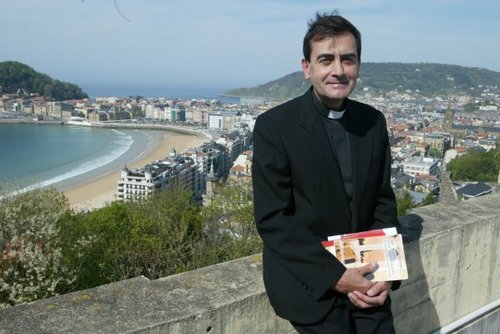 Bilbao. Licenciado en Filosofía y letras. Doctor en Teología. Ex capellan y ex profesor universitario en  ISSA -TECNUN
Sacerdote. Profesor Etica ISCR Pio 12,