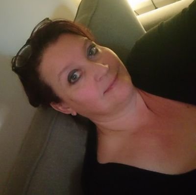 Moozje's profile picture. Muziek - vinyl - boeken - muziek - bakken - facebook - muziek - wordfeud - lekkerbek - muziek - wijn - wodka - muziek - vinyl!!