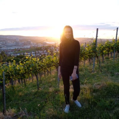 alinakbm's profile picture. Startups • Technology • Dogs • Sinnfragen