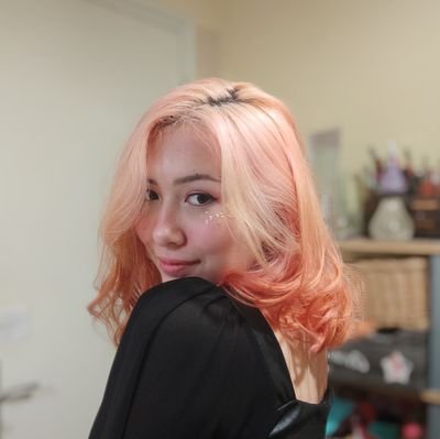 helene_lareine's profile picture. 23 🪐