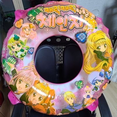 浮き輪、プール、ビーチボールで自慰行為を楽しみます。 同じ趣味を共有する方々がいらっしゃる空間を見つけてとても嬉しいし、一方では幸いだと思います。