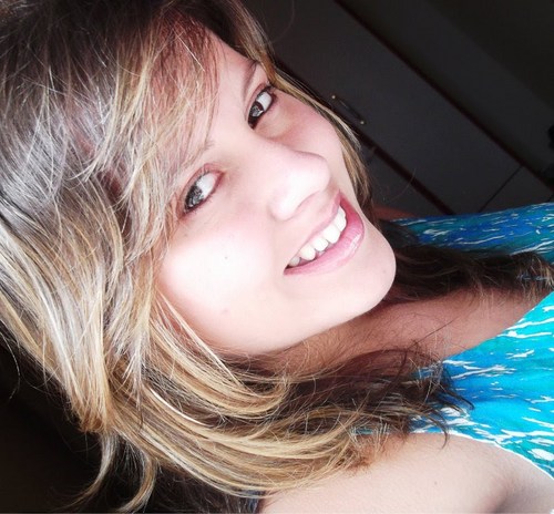 A vida é uma peça de teatro que não permite ensaios. Por isso, cante, chore, ria e viva intensamente, antes que a cortina se feche e a peça termine sem aplausos