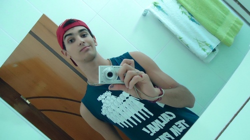 15 anos, jogo basquete, gosto de humor, poesias, amigos para curtir a vida, pois nada eh melhor do que ser feliz no aqui e agora com alguem que vc gosta xD