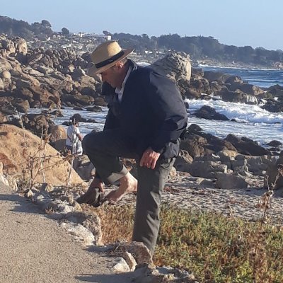 Entusiasta del cine; Intereses: la economía, la política y las letras, fundamentalmente la poesía.
