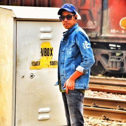 OfficialyashS's profile picture. I apologize in advance......🙅😝🎶🎶