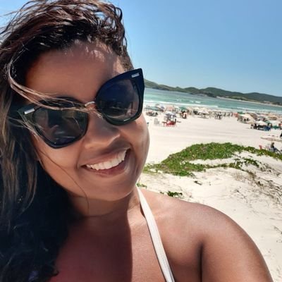 Uma mulher de cabelo feito
Com seu dinheiro 'tá tudo bem
Ela não quer guerra com ninguém 🎶