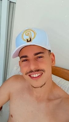 sou uma pessoa engraçada que tenta sempre levar a vida da melhor maneira , da forma mais leve possível