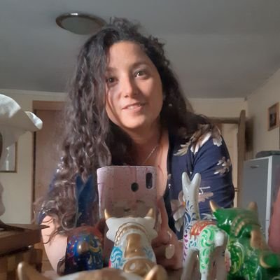 kinesiologa, instructora de pilates, capoerista, ciclista, rompe las reglas, perdona rápidamente,besa apasionadamente,ama de verdad, ríete sin control.