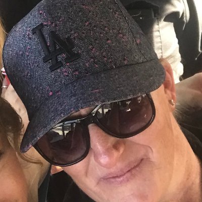 Tech aficionado...Craft beer enthusiast and South Bay LA NATIVE! Surfs up! Fierce shark lover #smogcitybrewing #independentbeer #craftbeer #drinklocal