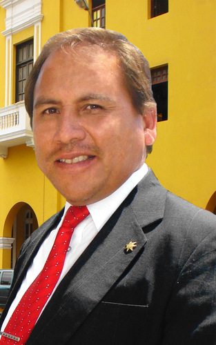 Abogado, periodista, político e internacionalista peruano. Defensor de la justicia social y la lucha anticorrupción.