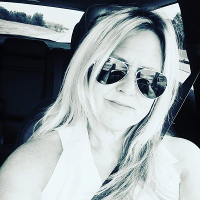 🍷 lover/desire to see the 🌎/photography/tennis/River Dog mom