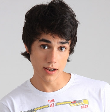 17 anos, estudante e modelo. Ok! Você já sabe quem sou eu.