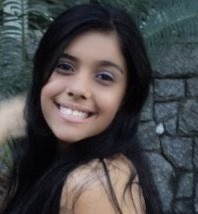 Menina, Feliz, Doida, Bonita, Amiga, Rebelde.
Amo: Deus, Familia, Mãe, Amigos, Chocolates, Twitter, Msn, Orkut, Arthur Aguiar e Chay Suede.... #TUDOPRAMIM.