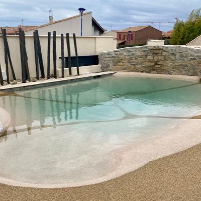 Concepteur et créateur de piscines sur mesure , lagon en minéraux , pierre de Bali et travertin 3D