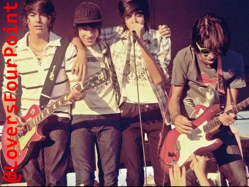 feito para mostrar todo o nosso amor para a BandaFourPoint ! ♥