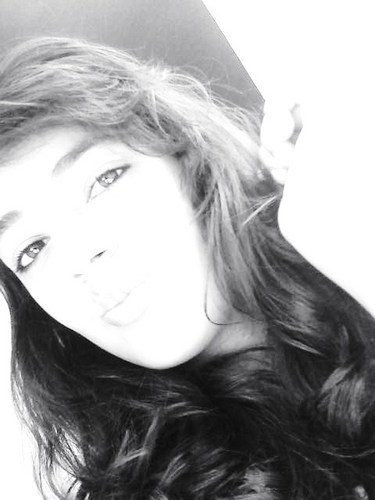 aquela que n tem tempo ruim,que adora sorrir,e vive a vida cm tem que ser enfrentando obstaculos.aquela que é feliz ao lado de pessoas que ama.♥