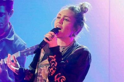 Miley Cyrus is my Queen and no one can replace her and her awsomeness . Il her sm 💜💜💜 My name is Lana