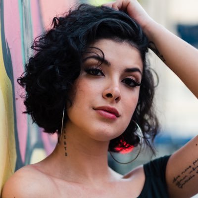 atriz, comediante stand up e comentarista de todos os assuntos do momento assim como sua tia. Mas eu penso diferente dela.