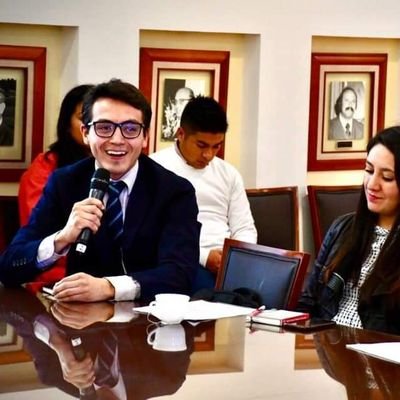 Abogado en (de)formación, orgullosamente UNAM, socialdemócrata, patriota e institucional. 100% comprometido con mi país.