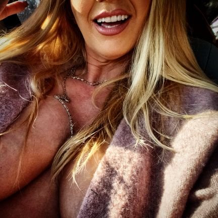 AmandasroomVIP's profile picture. 🇨🇦NO MEET UPS. The 0NLlNE edition. A Mature distraction worth the entrance fee to view 👀.. 🤑You know where to find me 😈….0F…Amandasroom2020