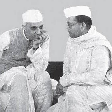 जब सब के लब सिल जाएँगे,
हाथों से क़लम छिन जाएँगे,
बातिल से लोहा लेने का
एलान करेंगी ज़ंजीरें