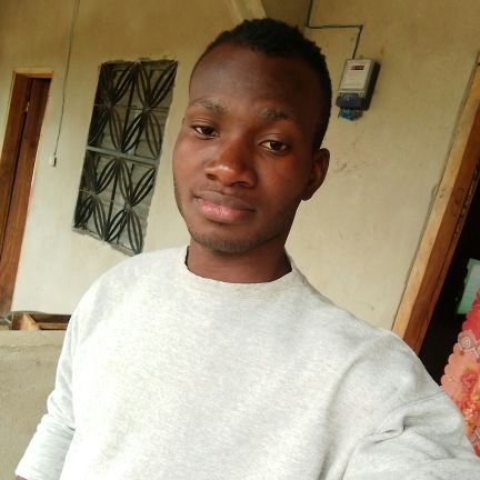 Étudiant chômeur âgé de 25 ans vis à tchamba au Togo