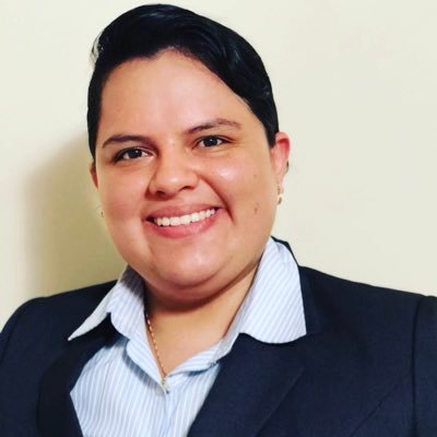 Abogada, Magíster en Derecho Constitucional, Máster en Derecho Internacional de la empresa. Enamorada de la vida, soñando con dar la vuelta al mundo en 80 días.
