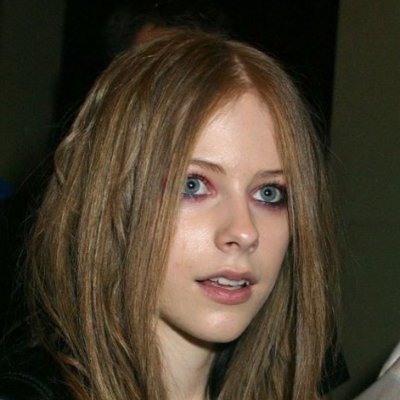 Avril Lavigne por sobre todas las cosas.