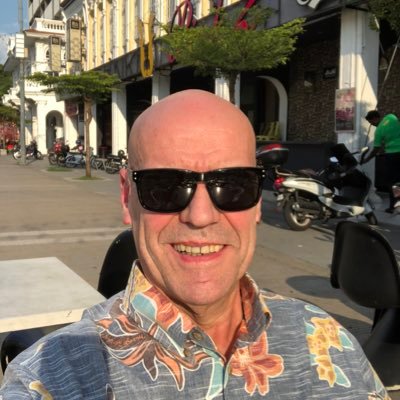 Ei mikään boomer vaan aito whopper. Maailmanrantojen mittamies vuosikymmenten kokemuksella. Enemmän vuosia tarkoittaa loivempaa tulokulmaa kaikkeen.