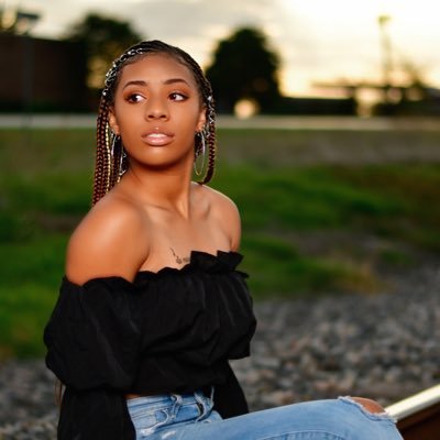 Trinb5's profile picture. IG: Alaina.b__ / Snapchat: Trinitybooks 🔊🎶🚀 lashes and lyrics 🎶 💜 TSU Cheer 📣 #Txsu23