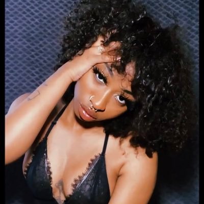 That one pretty black girl🤪| 🏳️🌈 | instagram: @itsjustlannie