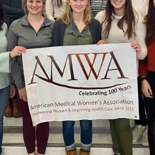 @BrownMedicine's official @AMWADoctors chapter | Womxn dedicated to advancing womxn in medicine 👩‍⚕️