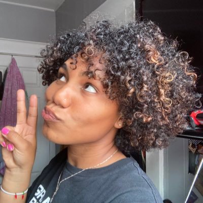 27| lover of dogs, skincare, and some occasional traveling