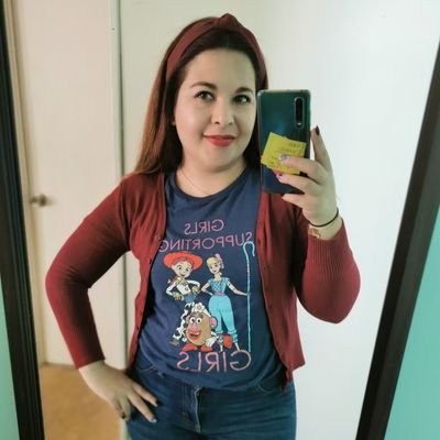 MaFeerGaLe's profile picture. Criada en los 90s a base de una dieta equilibrada de radio,t.V & revistas.Creativa,desordenada.Cree firmemente que las mejores cosas vienen en empaques pequeños