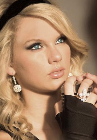 i heart taylor swift. that is all ohhh & i think she's amazing :-)