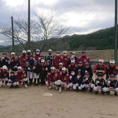 山口県山口市の学童野球チーム。徳地野球スポーツ少年団の公式Twitter。過疎が進む田舎の学童野球部奮闘記。廃部寸前からの巻き返し。多くの方に徳地野球スポーツ少年団を知って貰いたい。フォロー、いいね お願いします🙇お問い合わせはDMで