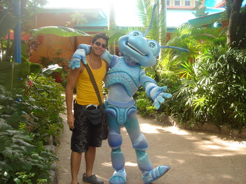 joven de 28 años publicista, con experiencia en el mercadeo, marketing e imagen corporativa.