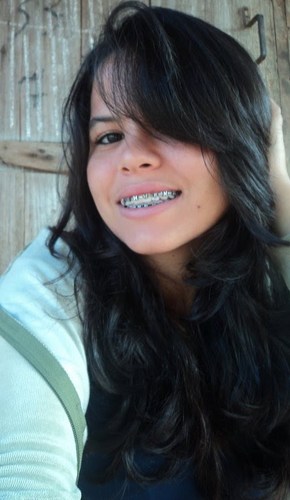 16 anos, toco violao, adoro sair, ler, amiga sempre na hora que precisa. bom tenho varias qualidades e também vario defeitos rsrsrs
