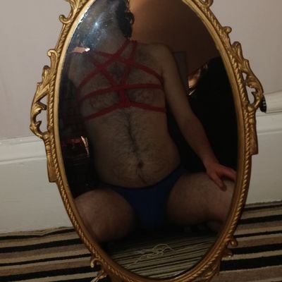 27yo. Stallion cock😈 looking to explore sex and kink. DM me. 18+