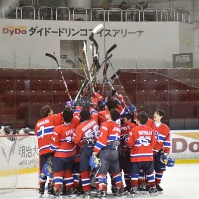 現在プレイヤー9人、マネージャー5人で活動しています。体験や見学希望はDMお願いします! 3〜6月➡️月,水 18:10〜グラウンド/7〜3月➡️水 ,枠により変動,小瀬アイスアリーナ