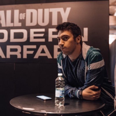 Il_Sim_one's profile picture. Commento le cose con cattiveria e sarcasmo… come Chandler, ma con lui ridevate