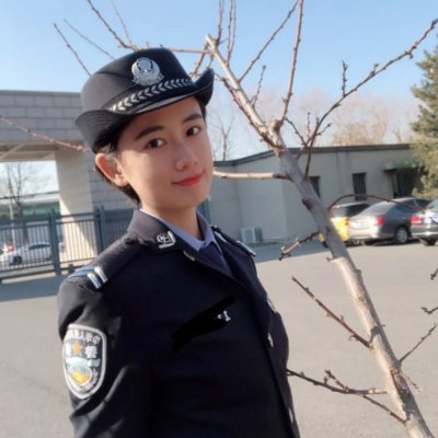 喜欢穿女警服，警裙，戴卷岩警帽，扮女警