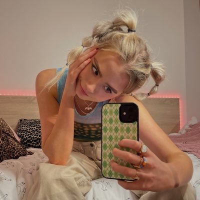 izzymunday's profile picture. 