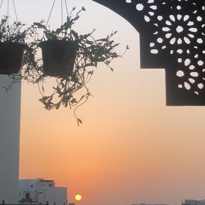 نحن مسجونون في عالم الحياة ، مثلنا كمثل البحار على قاربه الصغير في المحيط اللامتناهي .