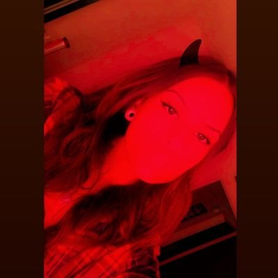 omgitspaulina's profile picture. i guess im on twitter now