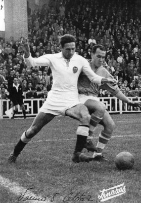 El futbol es un deporte donde se juega para ganar o saber
encajar una derrota.
- Julio de Miguel