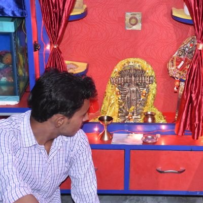 TheSubhammishra's profile picture. मेरा दिल था आईने की तरह ,शैतान ने झांका तो शैतान दिखा , फ़रिश्ते को फ़रिश्ता नज़र आता हूँ मैं ।।