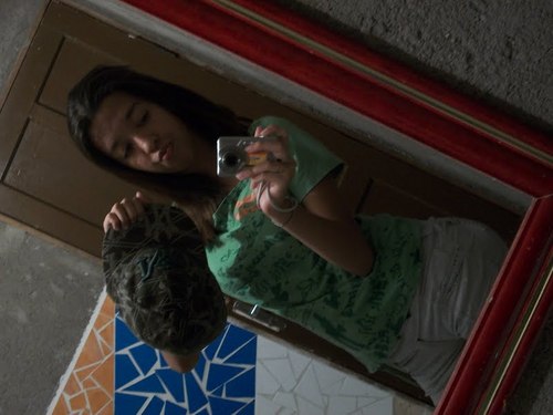 Sou chata pra caramba, mas posso ser legal tb.detesto quando alguem quer falar cmg justo na hora q to ouvindo musica. Quero é mais ser FELIZ. entao nao enche po