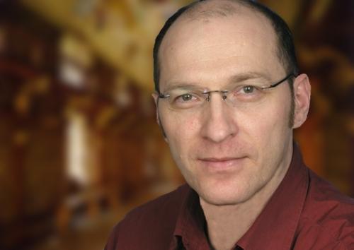 Seit 20 Jahren in der Altenpflege tätig. Nun als Pflegefachberater zum Thema Pflegeversicherung selbständig.