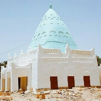 عانق من تحب بكلماتك ، فبعض الكلمات لها يد حنونه تعانق الروح